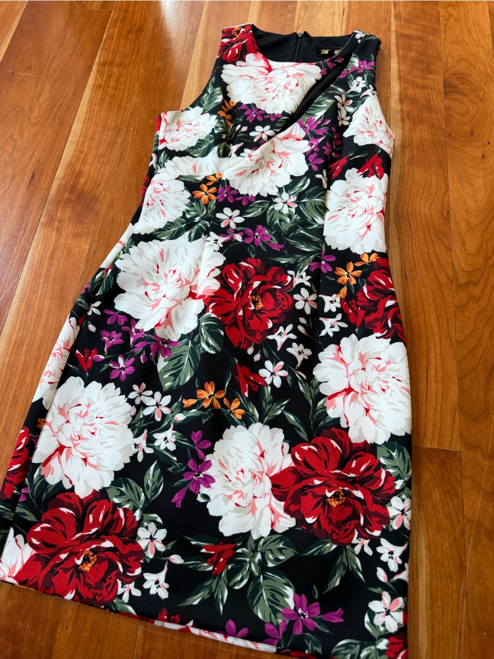 Alexia Admor floral dress size 4 great cut and neck line super soft material